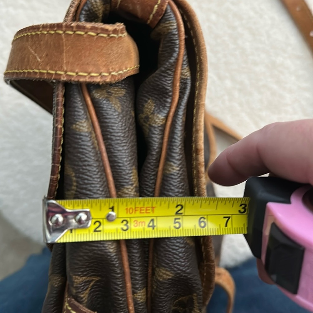 Louis Vuitton Saurmur Crossbody - Picture 16 of 16